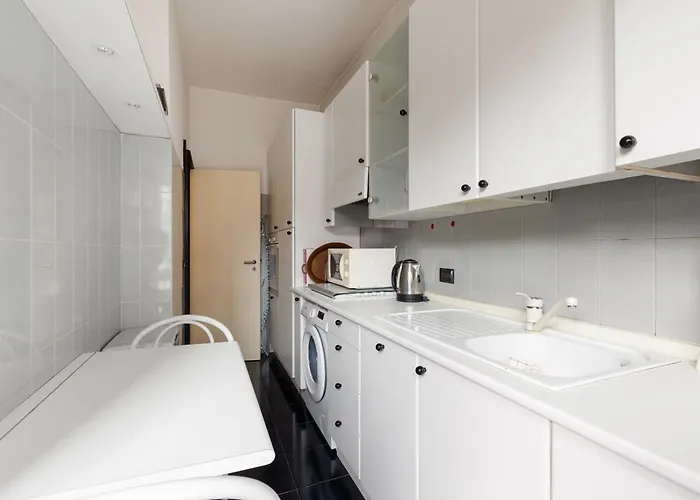 Apartment Guesthost - Forlanini - Functional With Balcony!