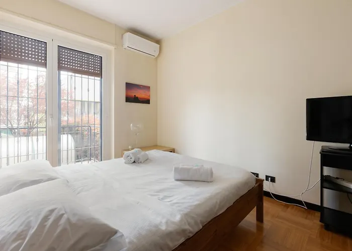 Guesthost - Forlanini - Functional With Balcony! Апартаменты *